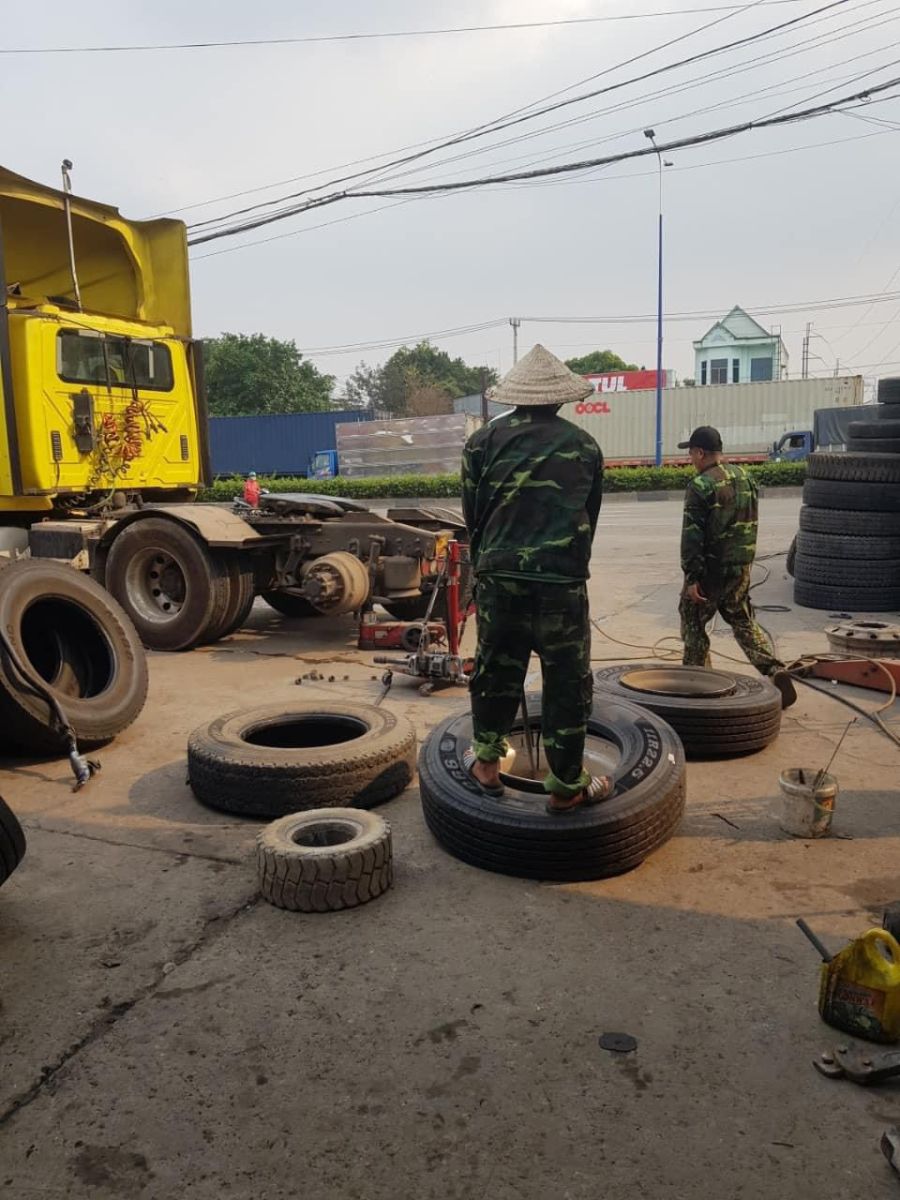 VÁ VỎ XE BEN, CONTAINER, DU LỊCH - 24/24 - VÁ VỎ ĐÊM TẠI CÂY XĂNG 68 DĨ AN BÌNH DƯƠNG